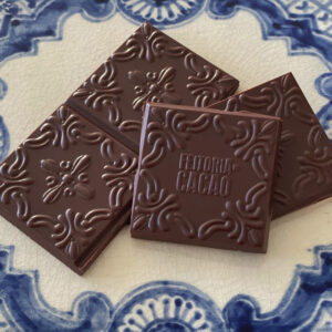 アズレージョ柄のモールドで作られた、FEITORIA DO CACAOのタブレットチョコレート。ポルトガルの伝統タイル「アズレージョ」の上に美しく並べられている。