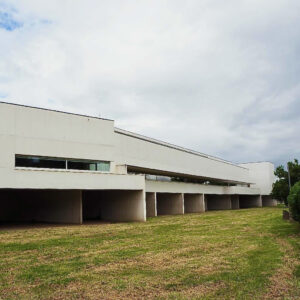 ナデール・アフォソン美術館の裏庭から望む外観。シザ・ファリア建築のモダンなデザインが特徴的。